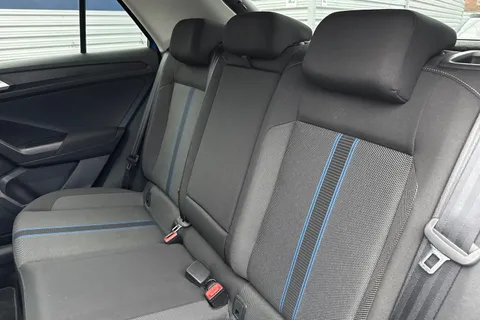 18 of 51 for Volkswagen T-Roc 1.0 TSI Design Euro 6 (s/s) 5dr