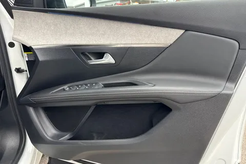 MT21FNF PEUGEOT 3008 1.6 13.2kWh GT Premium e-EAT Euro 6 (s/s) 5dr Thumbnail #22