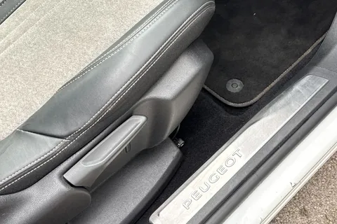 MT21FNF PEUGEOT 3008 1.6 13.2kWh GT Premium e-EAT Euro 6 (s/s) 5dr Thumbnail #39