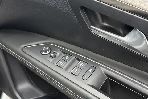 MT21FNF PEUGEOT 3008 1.6 13.2kWh GT Premium e-EAT Euro 6 (s/s) 5dr Thumbnail #40