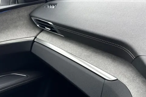 MT21FNF PEUGEOT 3008 1.6 13.2kWh GT Premium e-EAT Euro 6 (s/s) 5dr Thumbnail #59