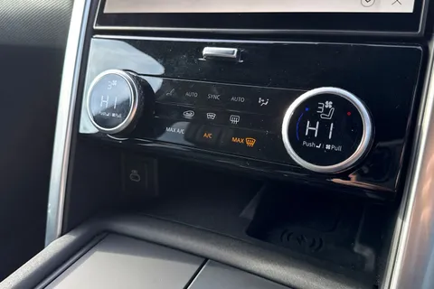 KT74TKC Land Rover Discovery 3.0 D350 Dynamic HSE 5dr Thumbnail #50