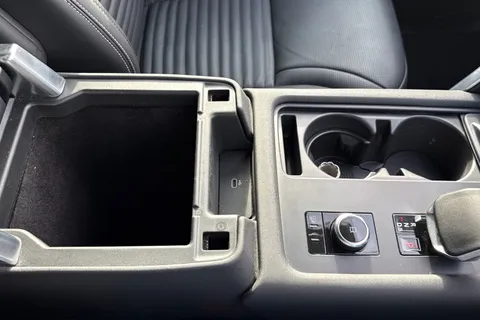 KT74TKC Land Rover Discovery 3.0 D350 Dynamic HSE 5dr Thumbnail #52