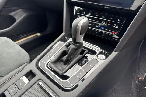 DA75HYH Volkswagen Arteon 1.4 TSI eHybrid R-Line 5dr DSG | Panoramic Sunroof | Adaptive Cruise Contro Thumbnail #19