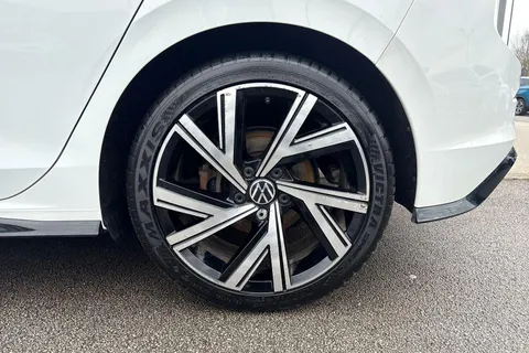 24 of 64 for Volkswagen Golf 1.5 TSI R-Line Euro 6 (s/s) 5dr