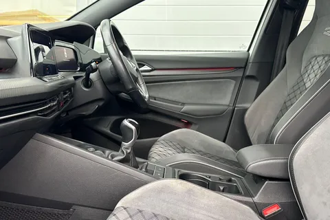 34 of 64 for Volkswagen Golf 1.5 TSI R-Line Euro 6 (s/s) 5dr