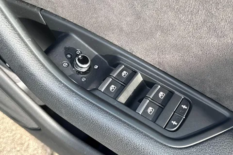 MJ19WNZ Audi A4 Avant 2.0 TFSI 40 Black Edition S Tronic Euro 6 (s/s) 5dr Thumbnail #39