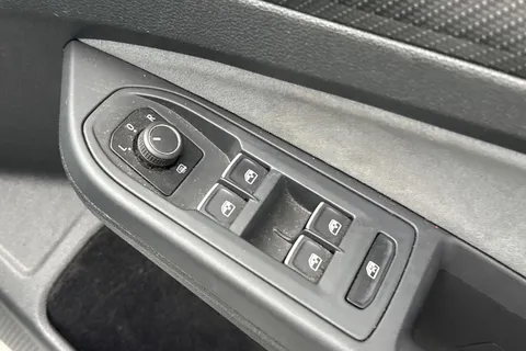 40 of 64 for Volkswagen Golf 1.5 TSI R-Line Euro 6 (s/s) 5dr