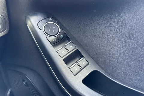 EA68CNN Ford Fiesta 1.0T EcoBoost Vignale Auto Euro 6 (s/s) 5dr Thumbnail #22