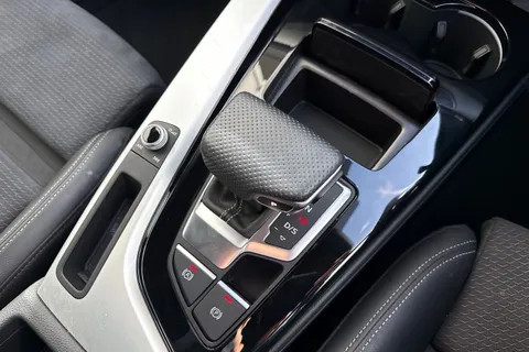 LP22LOH Audi A4 2.0 TFSI 35 S line S Tronic Euro 6 (s/s) 4dr Thumbnail #23