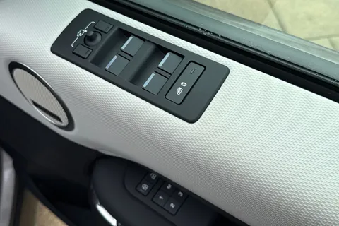 26 of 51 for Land Rover Discovery 3.0 D350 Dynamic HSE 5dr