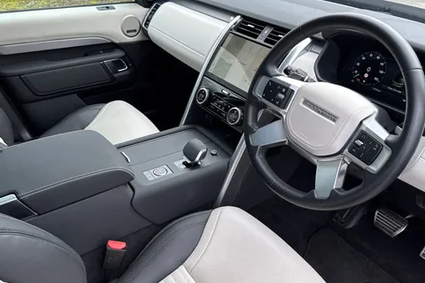 32 of 51 for Land Rover Discovery 3.0 D350 Dynamic HSE 5dr