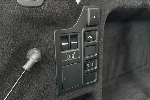 38 of 51 for Land Rover Discovery 3.0 D350 Dynamic HSE 5dr