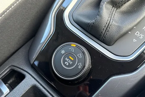 GY71LYK Volkswagen T-Roc 2.0 TSI SEL DSG 4Motion Euro 6 (s/s) 5dr Thumbnail #28