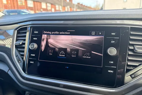 GY71LYK Volkswagen T-Roc 2.0 TSI SEL DSG 4Motion Euro 6 (s/s) 5dr Thumbnail #40