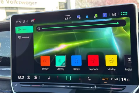 DA75TKX Volkswagen Tayron 1.5 TSI eHybrid R-Line 5dr DSG6 | Heated Seats | Heated Steering Wheel Thumbnail #31
