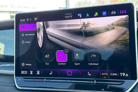 DA75TKX Volkswagen Tayron 1.5 TSI eHybrid R-Line 5dr DSG6 | Heated Seats | Heated Steering Wheel Thumbnail #34