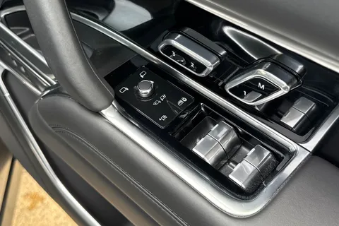 26 of 51 for Land Rover Range Rover 3.0 P460e HSE 5dr