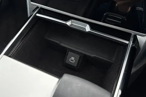 49 of 51 for Land Rover Range Rover 3.0 P460e HSE 5dr