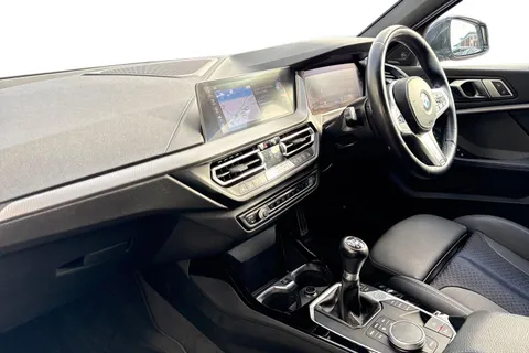 DA72CGF BMW 1 Series 118d M Sport 5dr [Live Cockpit Professional] Thumbnail #15