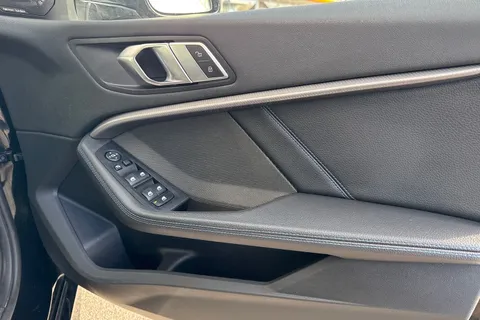 DA72CGF BMW 1 Series 118d M Sport 5dr [Live Cockpit Professional] Thumbnail #21