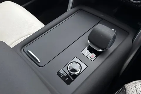 DX75NHG Land Rover Discovery 3.0 D350 Dynamic HSE 5dr Thumbnail #15