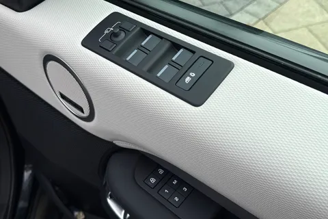 DX75NHG Land Rover Discovery 3.0 D350 Dynamic HSE 5dr Thumbnail #27