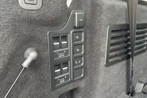 DX75NHG Land Rover Discovery 3.0 D350 Dynamic HSE 5dr Thumbnail #38