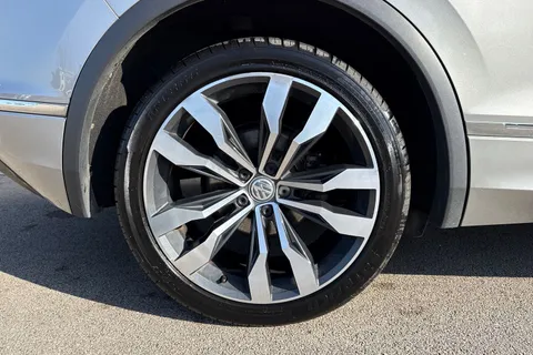 CE66PDZ Volkswagen Tiguan 2.0 TDI BlueMotion Tech R-Line DSG 4Motion Euro 6 (s/s) 5dr Thumbnail #10