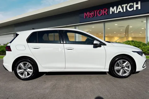 BL72LFW Volkswagen Golf 1.5 TSI Life Euro 6 (s/s) 5dr Thumbnail #4