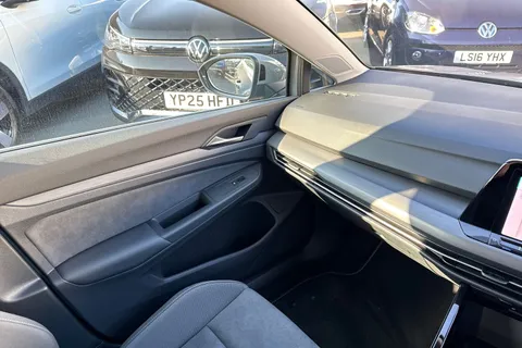 DC25XEE Volkswagen Golf 1.4 TSI eHybrid Style 5dr DSG |  High Beam Assist | Keyless-Go Thumbnail #20