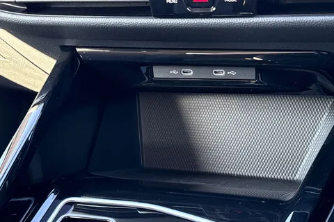 DC25XEE Volkswagen Golf 1.4 TSI eHybrid Style 5dr DSG |  High Beam Assist | Keyless-Go Thumbnail #35