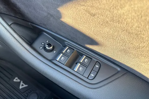 44 of 67 for Audi A4 2.0 TDI S line S Tronic Euro 6 (s/s) 4dr