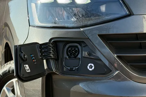 KM75XPL Volkswagen E-Transporter 160kW 65kWh Commerce Pro Kombi Van Auto Thumbnail #31