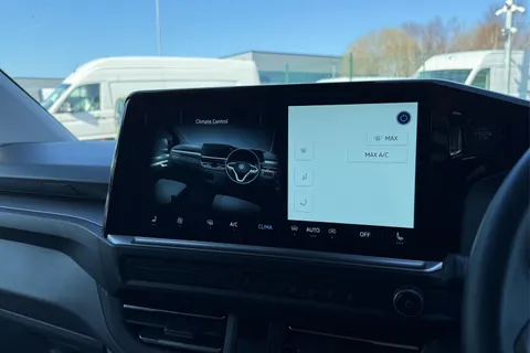 DG75BXY Volkswagen Transporter 2.0 TDI 110 Commerce Pro Van Thumbnail #23