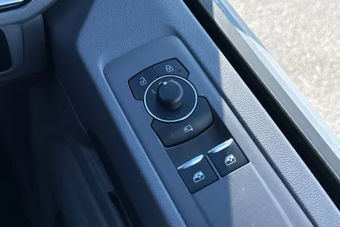 DG75BXY Volkswagen Transporter 2.0 TDI 110 Commerce Pro Van Thumbnail #41