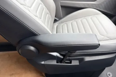 PN75MXM Volkswagen Transporter 2.0 TDI 150 Commerce Pro Van Thumbnail #52