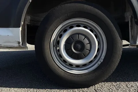 DE25YNO Volkswagen Crafter 2.0 TDI 140PS Commerce Plus High Roof Van Auto Thumbnail #12