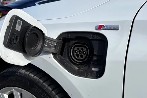 YL73FNW Audi A3 S line 40 TFSI e  204 PS S tronic Thumbnail #37