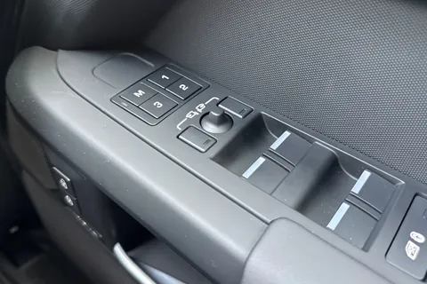 KM74NBN Land Rover Defender 130 3.0 D350 Outbound 5dr Thumbnail #27