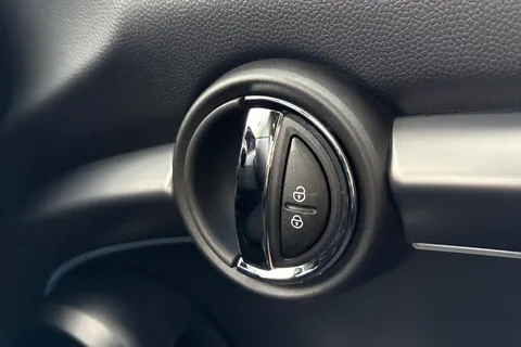 40 of 67 for Mini Cooper Exclusive Auto 1.5 Cooper Exclusive Steptronic Euro 6 (s/s) 2dr