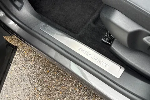 DA23HLK PEUGEOT 3008 1.2 PureTech Allure Premium + EAT Euro 6 (s/s) 5dr Thumbnail #39