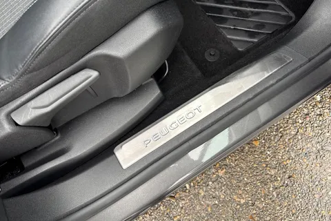 DA23HLK PEUGEOT 3008 1.2 PureTech Allure Premium + EAT Euro 6 (s/s) 5dr Thumbnail #40