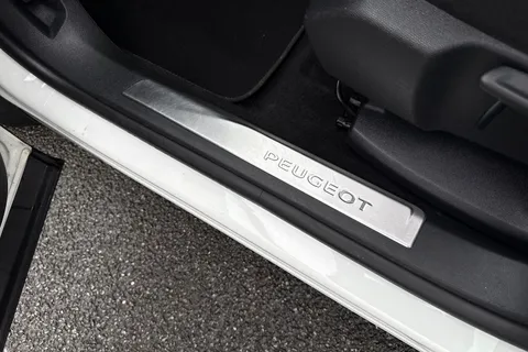 JSZ6856 PEUGEOT 3008 1.6 13.2kWh GT e-EAT Euro 6 (s/s) 5dr Thumbnail #40