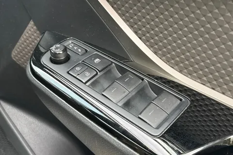 LA72UZV Toyota C-Hr 1.8 VVT-h Excel CVT Euro 6 (s/s) 5dr Thumbnail #24