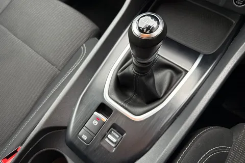 YC72UMK Nissan Qashqai 1.3 DIG-T MHEV Acenta Premium Euro 6 (s/s) 5dr Thumbnail #23