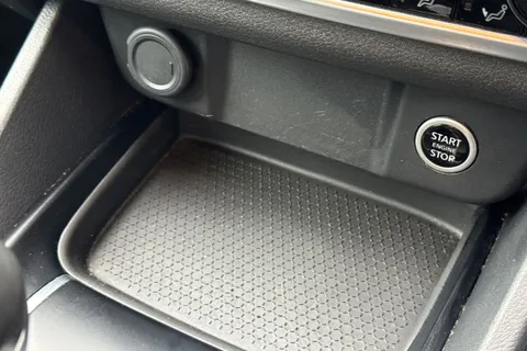 YC72UMK Nissan Qashqai 1.3 DIG-T MHEV Acenta Premium Euro 6 (s/s) 5dr Thumbnail #61