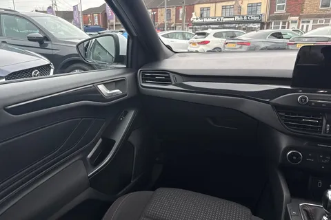 15 of 46 for Ford Focus 1.0T EcoBoost ST-Line Euro 6 (s/s) 5dr