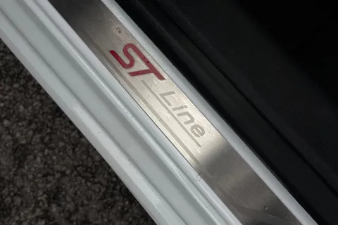 25 of 46 for Ford Focus 1.0T EcoBoost ST-Line Euro 6 (s/s) 5dr