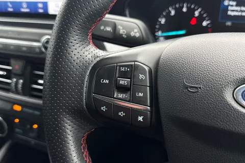 33 of 46 for Ford Focus 1.0T EcoBoost ST-Line Euro 6 (s/s) 5dr